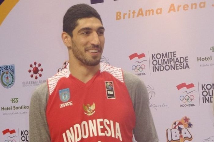 Pebasket Oklahoma City Thunder, Enes Kanter, memberikan pelatihan kepada anak-anak Indonesia di BritAma Arena, Jakarta, Kamis (18/5/2017).