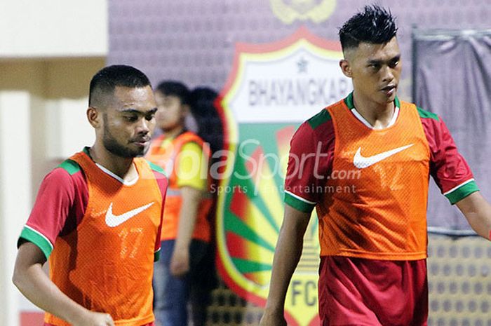 Winger Timnas U-23 Indonesia, Saddil Ramdani (kiri), dan penyerang Lerby Eliandry saat akan melakuka