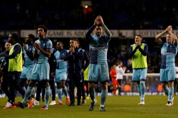 Para pemain Wycombe Wanderers mendapatkan apresiasi seusai merepotkan Tottenham Hotspur pada partai babak keempat Piala FA di Stadion White Hart Lane, Sabtu (28/1/2017).