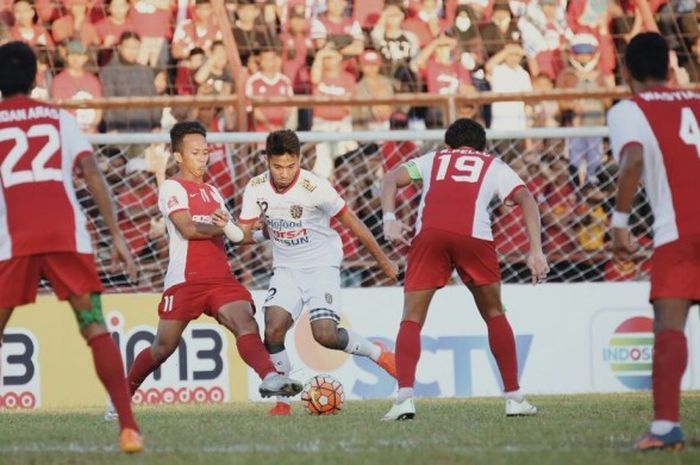 Gelandang Bali United, Syakir Sulaiman (tengah), dikeroyok 4 pemain PSM Makassar saat kedua tim bentrok pada pekan ke-15 Kejuaraan Sepak Bola Torabika (TSC) 2016 di Stadion Andi Mattalata, Makassar, pada Minggu (14/8/2016).