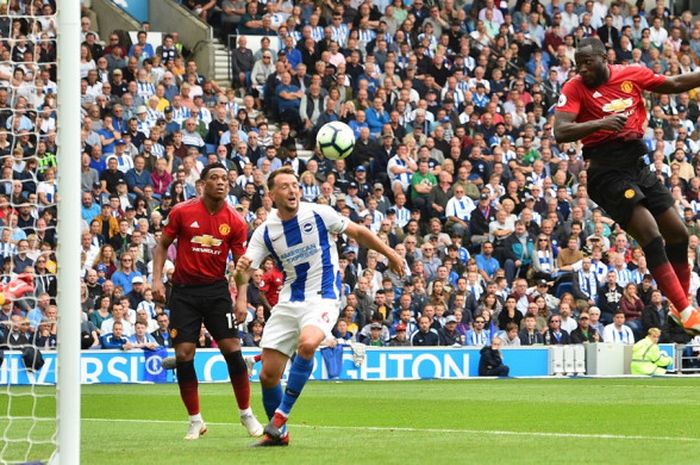 Proses gol yang diciptakan striker Manchester United, Romelu Lukaku, ke gawang Brighton & Hove Albion pada laga kedua Liga Inggris di Stadion American Express Community, Minggu (19/8/2018) malam WIB.