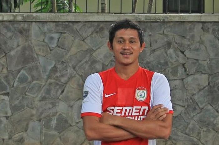 Gelandang Rizky Pellu siap diturunkan PSM Makassar pada Trofeo Persija di Stadion Utama Gelora Bung Karno (SUGBK), Jakarta, Sabtu (9/4/2016).