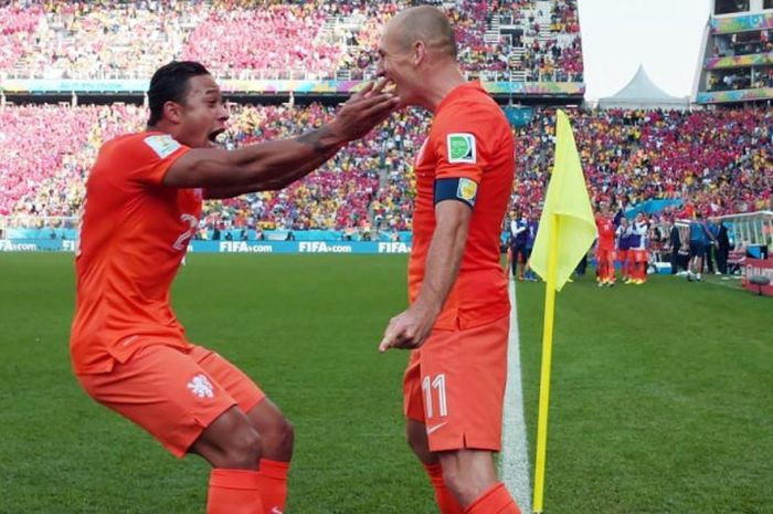Memphis Depay (kiri) dan Arjen Robben merayakan gol timnas Belanda ke gawang Cile dalam partai Piala Dunia 2014 di Corinthians Arena, Sao Paulo, 23 Juni 2014.