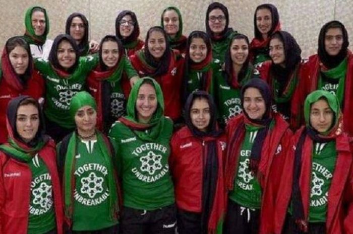 Tim nasional sepak bola wanita Afghanistan, harus melewati teror saat berlatih. Namun, semangat mereka tetap menyala.