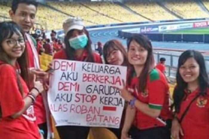 Tenaga Kerja Indonesia (TKI) di Malaysia memberikan dukungan untuk perjuangan timnas U-16 Indonesia di Stadion Nasional, Bukit Jalil, Malaysia.