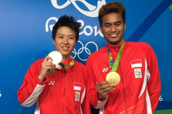 Liliyana Natsir dan Tontowi Ahmad memamerkan medali emas Olimpiade Rio 2016 yamg diraih seusai memen