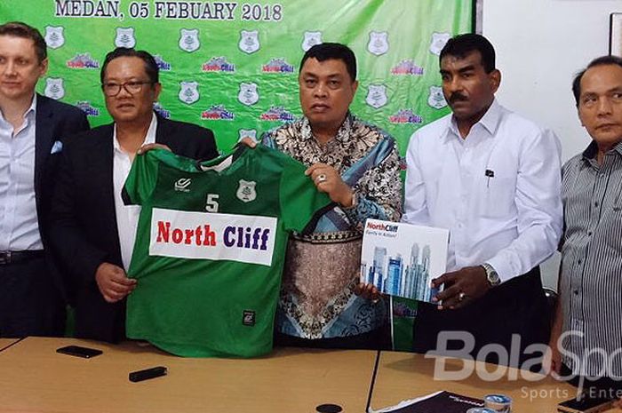 Pengurus PSMS Medan bersama sponsor berfoto bersama usai menandatangani MoU selama semusim kompetisi.