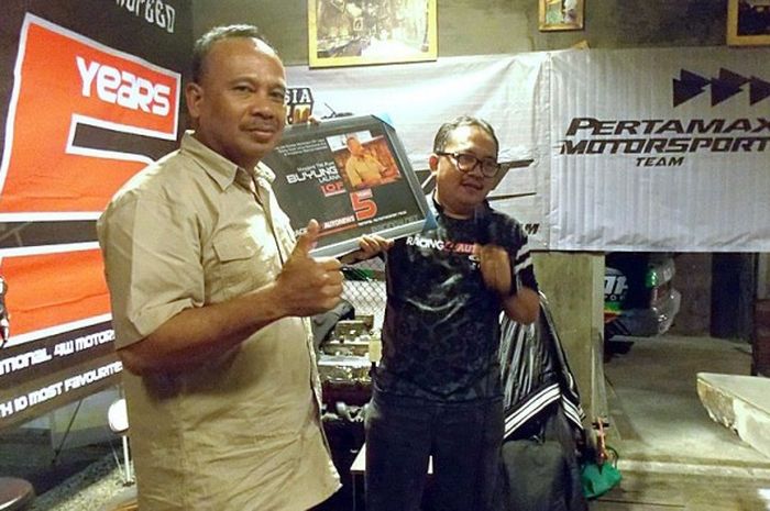 Ketua Indonesian Offroad Federation (IOF) Jawa Barat, Mayjen TNI Marinir (Purn) Buyung Lalana (kiri), menerima penghargaan khusus di ajang Racing4 Award 2017 yang berlangsung di cafe Fourspeed Lab Kota Bandung, Selasa (28/3/2017).