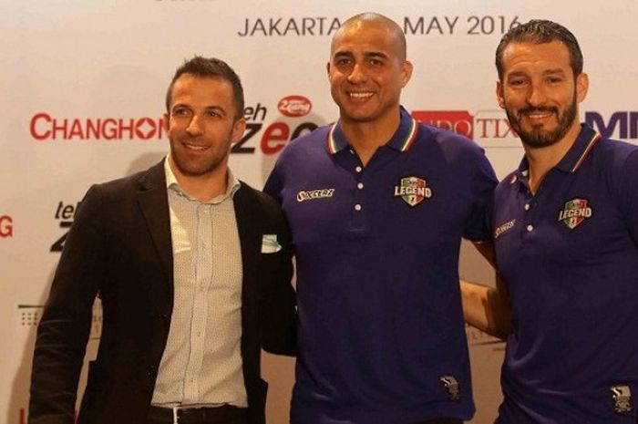 Pemain Calcio Legend, Alessandro Del Piero (kiri), David Trezeguet (tengah), dan Gianluca Zambrotta, berfoto usai menjalani sesi konferensi pers di Hotel JW Marriott, Jakarta, pada Jumat (20/5/2016).