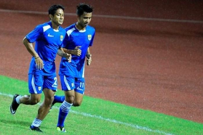 Duo Persib, Purwaka Yudi Pratomo (kiri) dan Rudiyana, latihan dengan menu beda di Stadion Wibawa Mukti, Kab. Bekasi, Jumat (11/3/2016) malam. 