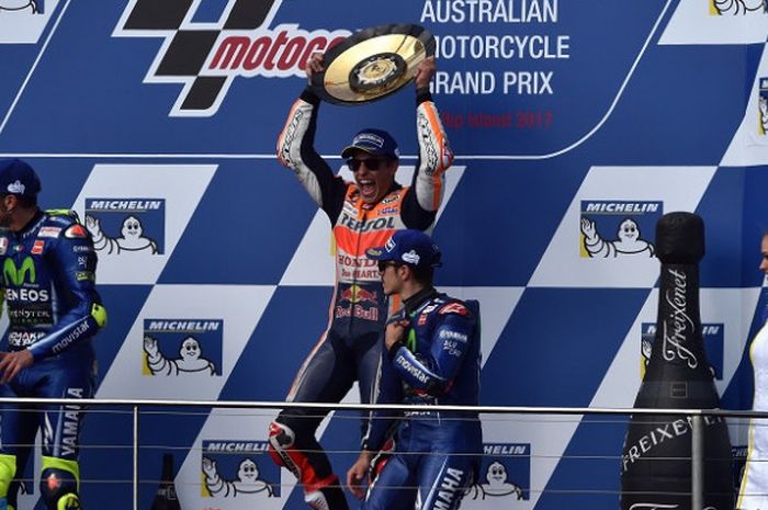  Pebalap Repsol Honda, Marc Marquez, berpose  dengan trofi sebagai juara GP Australia pada balapan yang berlangsung di Sirkuit Phillip Island, Minggu (22/10/2017). 