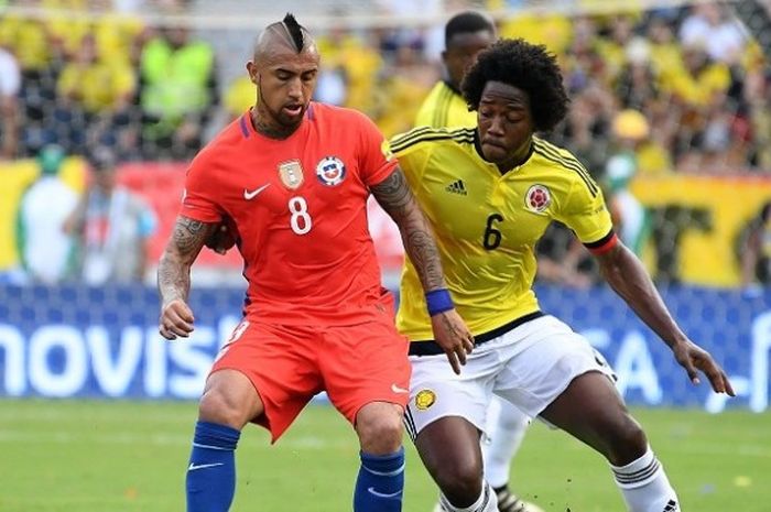 Gelandang Cile, Arturo Vidal (kiri), berduel dengan gelandang Kolombia, Carlos Sanchez, dalam laga kualifikasi Piala Dunia 2018 Zona Conmebol, di Estadio Metropolitano Roberto Melendez, Kamis (10/11/2016) waktu setempat.