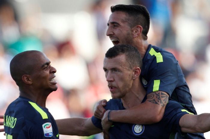 Pemain Inter Milan, Ivan Perisic (tengah), merayakan gol yang dia cetak ke gawang Crotone dalam laga Liga Italia di Stadion Ezio Scida, Crotone, pada 16 September 2017.