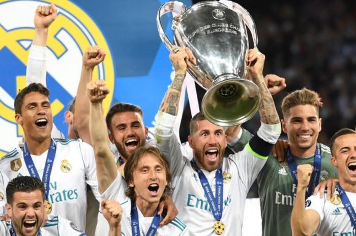     Para pemain Real Madrid merayakan kesuksesan menjuarai Liga Champions setelah menaklukkan Liverpool FC 3-1 pada final di Stadion NSC Olimpiyskiy, Kiev, Ukraina, pada Sabtu (26/5/2018).    