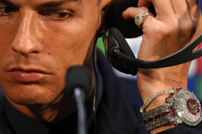 Cristiano Ronaldo memamerkan jam tangan mewahnya saat menghandiri konferensi pers jelang laga Manchester United versus Juventus, Senin (22/10/2018).