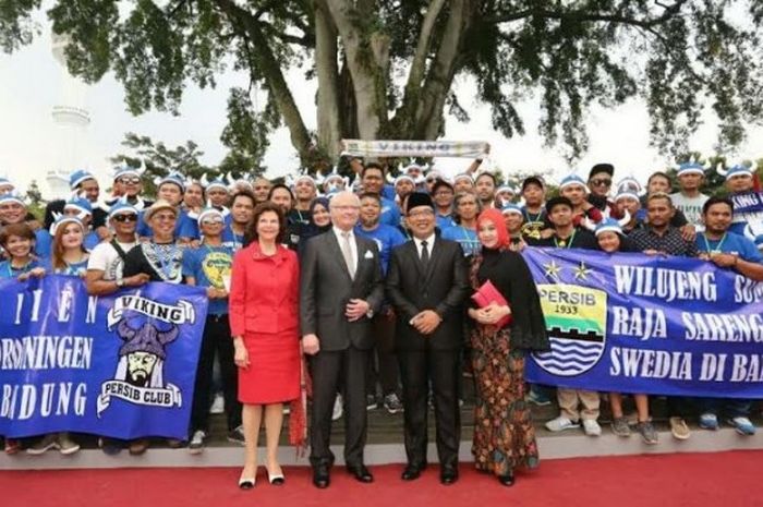 Perwakilan Viking Persib Club berpose bersama Raja Carl XVI Gustav dan Ratu Silvia dari Swedia serta Wali Kota Bandung, Ridwan Kamil (dua dari kanan) dan istri di halaman Pendopo Kota Bandung, Rabu (24/5/2017) siang.