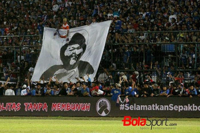 Poster bergambar wajah Haringga Sirla pada laga amal antara Arema FC kontra Madura United di Stadiun Kanjuruhan, Kabupaten Malang, 29 September 2018. 