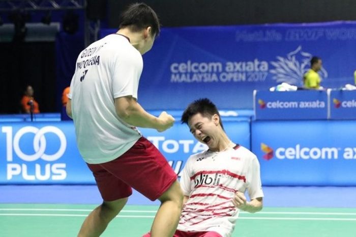 Pasangan ganda putra Indonesia, Marcus Fernaldi Gideon/Kevin Sanjaya Sukamuljo, melakukan selebrasi seusai mengalahkan Li Junhui/Liu Yuchen pada babak perempat final Malaysia Terbuka di Stadium Perpaduan, Kuching, Jumat (7/4/2017). Marcus/Kevin menang 7-21, 21-17, 21-17.