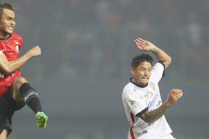 Aksi bek Persija, Rezaldi Hehanusa dan penyerang Bali United, Irfan Bachdim pada laga pekan ketujuh Liga 1 musim 2017 di Stadion Patriot, Kota Bekasi, Minggu (21/5/2017). 