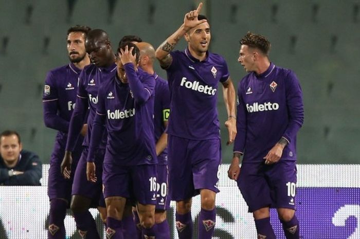 Pemain Fiorentina, Matias Vecino (kedua dari kanan), melakukan selebrasi bersama rekan satu timnya setelah mencetak gol ke gawang Inter Milan di Stadion Artemio Franchi, Sabtu (22/4/2017) waktu setempat