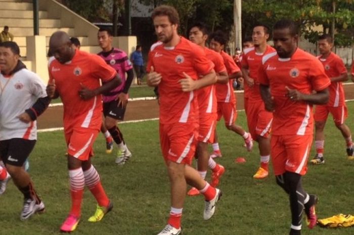 Skuat Persija Jakarta menggelar sesi latihan jelang pertandingan Kejuaraan Sepak Bola Torabika (TSC) 2016 menghadapi Perseru Serui di Lapangan Kota Barat, Solo, pada Jumat (29/9/2016).