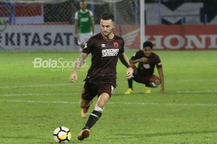      Pemain PSM Makassar, Marc Klok, beraksi pada laga Liga 1 2018 kontra Madura United di Stadion A