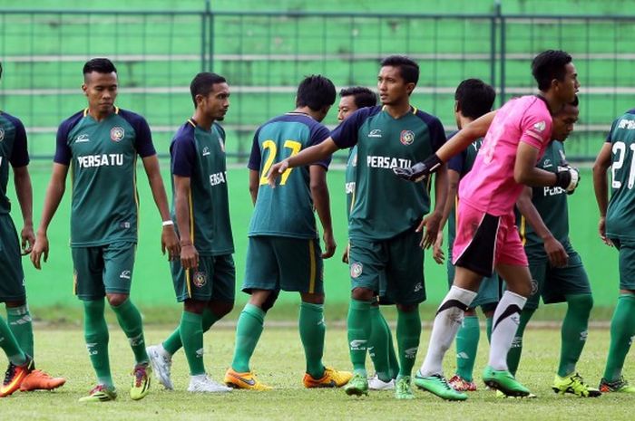 Para pemain Persatu Tuban saat melakoni uji coba kontra Persiba Balikpapan di Stadion Gajayana, Kota Malang pada Selasa (11/4/2017). 