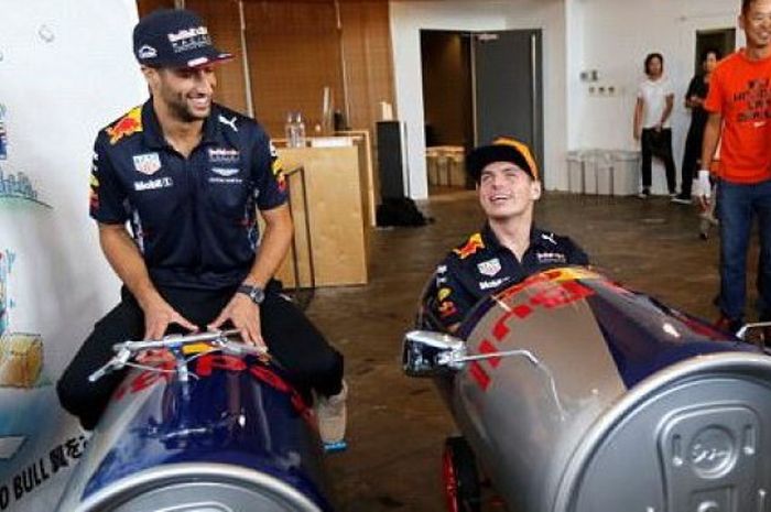 Max Verstappen dan Daniel Ricciardo naik mobil Red Bull  yang terbuat dari kaleng minuman energi. 