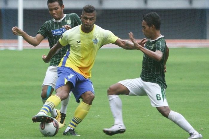 Dua pemain Persebaya, Oktavianus Fernando dan Misbakhus Solikhin, mengawal penyerang Persegres, Patrick da Silva, pada laga uji coba di Gelora Bung Tomo, Kamis (6/4/2017).