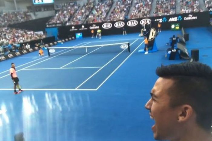Pemuda Australia, Jamie Zhu, membuat keributan di tengah pertandingan Australian Open 2018 yang berlangsung di Melbourne Park, Rabu (17/1/2018).