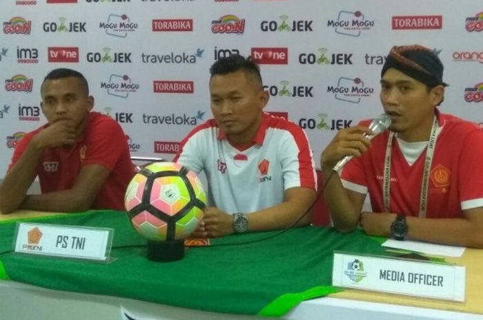 Pelatih baru PS TNI Rudy Eka Priyambada (tengah) memberikan keterangan pers di Stadion Pakansari, Bogor, Senin (25/9/2017). PS TNI akan menghadapi Mitra Kukar, Selasa (26/9/2017).