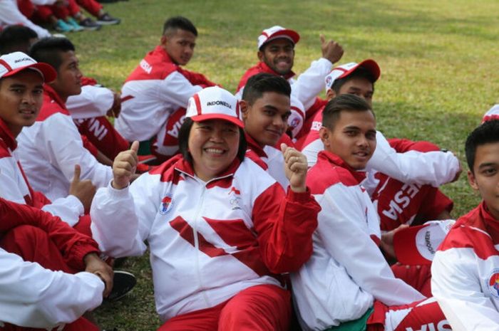 Rezaldi Hehanusa (dua dari kanan) bersama skuad Timnas Indonesia U-22 saat menghadiri acara pelepasan atlet SEA Games 2017 di Istana Presiden, Jakarta, Senin (7/8/2017)