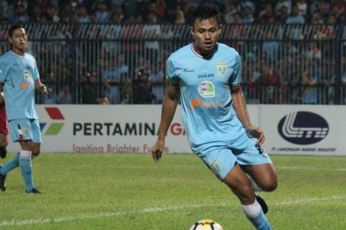 Aksi pemain Persela Lamongan, Arif Satria, pada laga melawan Persija Jakarta di Stadion Surajaya Lamongan.