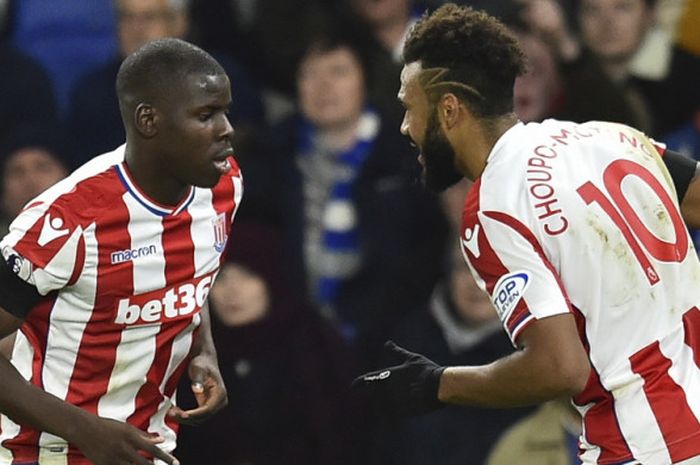 Gelandang Stoke City, Eric Choupo-Moting (kanan) dan bek Kurt Zouma, saat merayakan salah satu gol tim ke gawang Brighton & Hove Albion dalam laga Liga Inggris 2017-2018 di Stadion The American Express Community, Brighton, Inggris, pada Senin (20/11/2017).