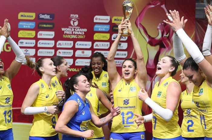 Tim bola voli putri Brasil setelah memenangi FIVB Volleyball World Grand Prix 2017 di Nanjing, China pada Minggu (6/8/2017).