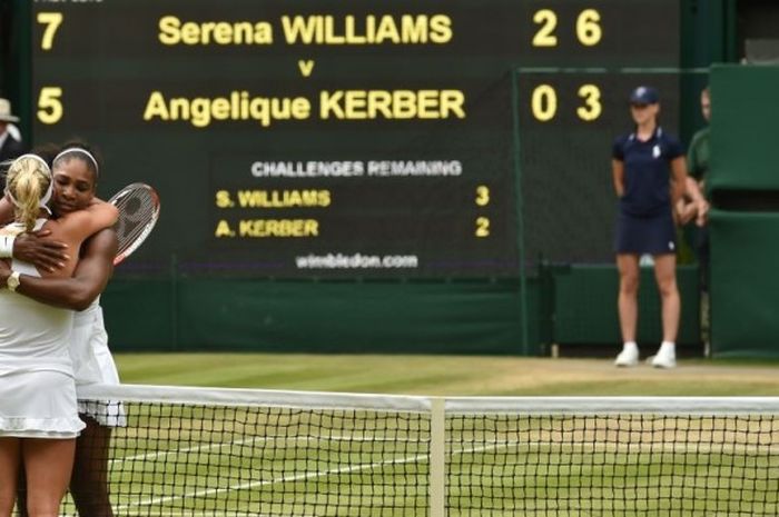 Petenis putri Amerika Serikat, Serena Williams, memeluk petenis asal Jerman, Angelique Kerber, setelah memenangi laga babak final Wimbledon di Centre Court, The All England Lawn Tennis Club, Wimbledon, Inggris, Sabtu (9/7/2016).
