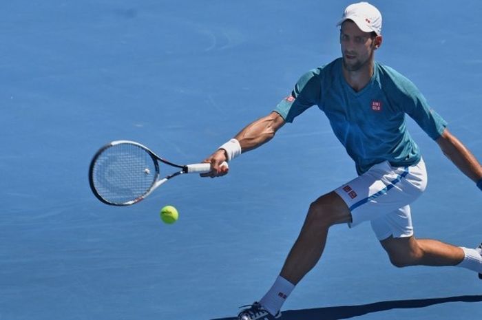 Juara bertahan Australia Terbuka dari Serbia, Novak Djokovic, mengembalikan bola saat menjalani sesi latihan  turnamen Grand Slam pertama sepanjang kalender kompetisi di Melbourne Park, Melbourne, Australia, Kamis (12/1/2017).