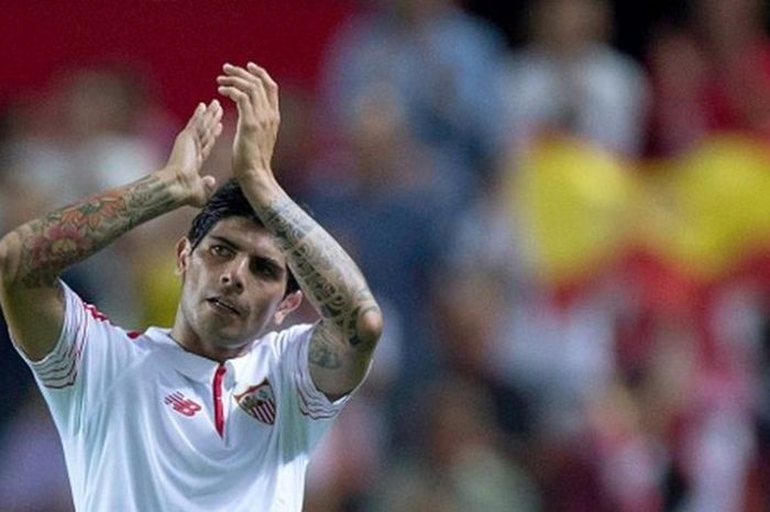 Gelandang Sevilla FC, Ever Banega, memberikan apresiasi kepada fans dalam laga Grup D Liga Champions kontra Borussia Monchengladbach di Stadion Ramon Sanchez Pizjuan, Seville, Spanyol, 15 September 2015.