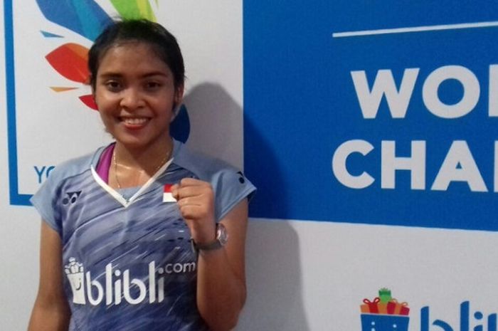 Pebulu tangkis tunggal putri Indonesia, Gregoria Mariska Tunjung, berpose seusai mengalahkan Aurum Oktavia Winata (Indonesia) 21-10, 21-13 pada perempat final Kejuaraan Dunia Junior 2017 yang berlangsung di GOR Among Rogo, Yogyakarta, Jumat (20/10/2017).