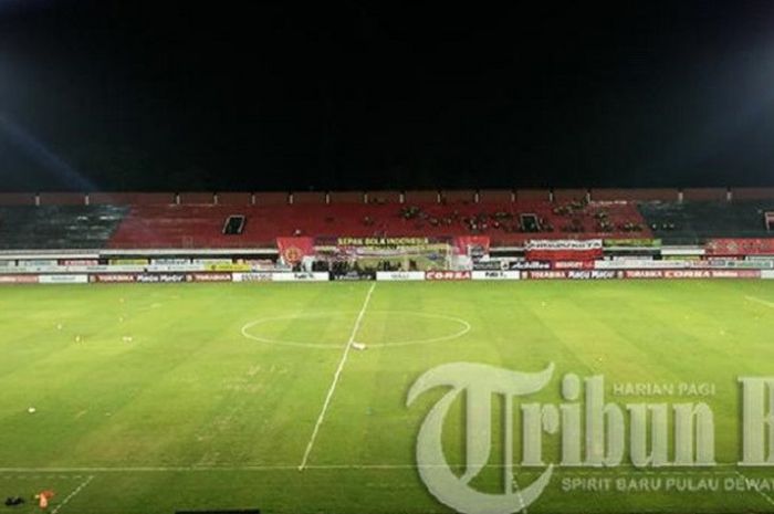 Suasana Stadion Kapten I Wayan Dipta Gianyar, Selasa (17/11/2015) pukul 19.30 WITA.