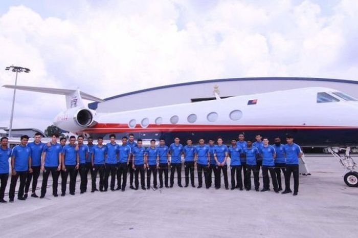 Para pemain Johor Darul Takzim berpose dengan pesawat milik klubnya pada saat peluncuran, Sabtu (27/5/2017). 