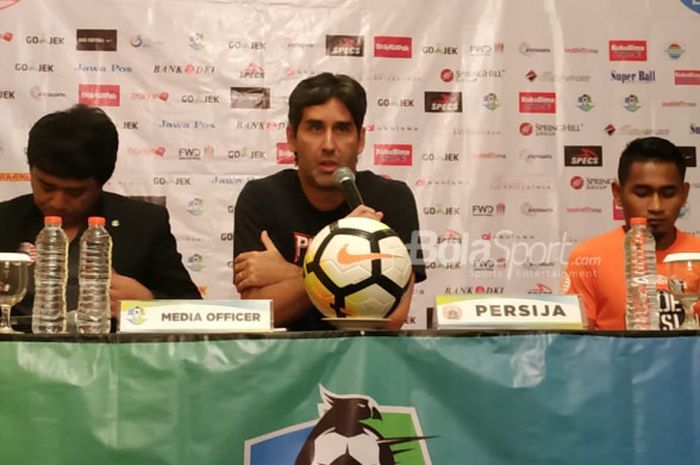 Pelatih dan pemain Persija, Stefano Cugurra serta Ramdani Lestaluhu dalam jumpa pers di Hotel Ibis Style, Cikarang, Jumat (23/11/2018).