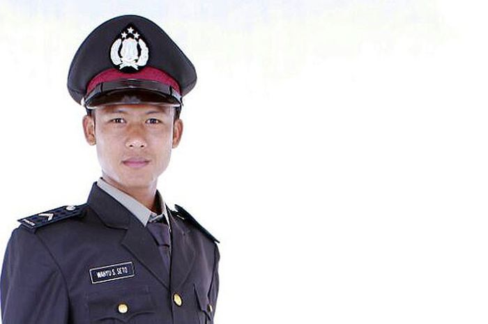 Gelandang Bhayangkara FC, Wahyu Subo Seto, mengenakan seragam dinas Kepolisian RI.