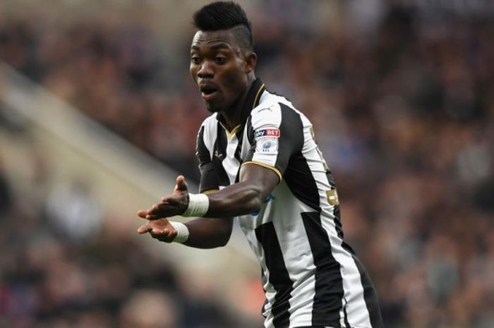 Ekspresi pemain Newcastle United, Christian Atsu, dalam pertandingan divisi Championship 2016-2017 menghadapi Preston North End di Stadion St James' Park, Newcastle- upon-Tyne, Inggris, pada 24 April 2017.