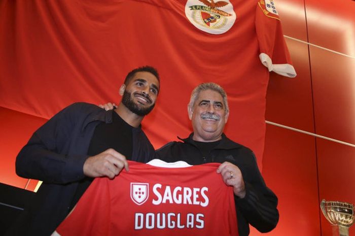 Douglas Pereira diperkenalkan sebagai pemain baru Benfica, Kamis (31/8/2017).