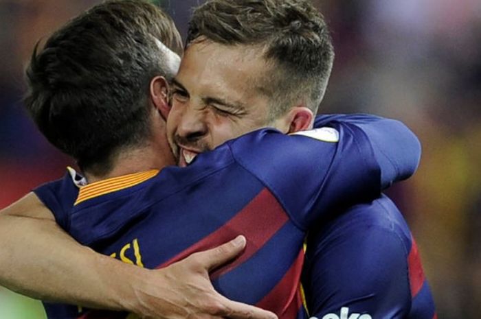 Striker Barcelona Lionel Messi memeluk Jordi Alba usai melakoni laga melawan Sevilla di final Copa del Rey pada 22 Mei 2016.
