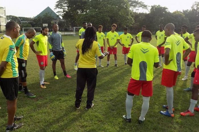 Pelatih timnas Guyana, Wayne Dover (tengah), saat memimpin sesi latihan timnya menjelang laga uji coba kontra Indonesia, Kamis (23/11/2017).