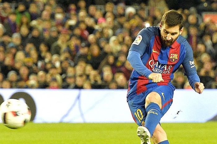 Penyerang Barcelona, Lionel Messi, saat mencetak gol ke gawang Athletic Bilbao dalam laga babak 16 besar Copa del Rey di Stadion Camp Nou, Barcelona, pada 11 Januari 2017.