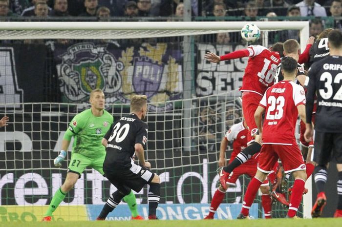 Kiper Mainz 05, Robin Zentner, beraksi dalam laga Liga Jerman kontra Borussia Moenchengladbach di Stadion Borussia Park, Sabtu (4/11/2017).