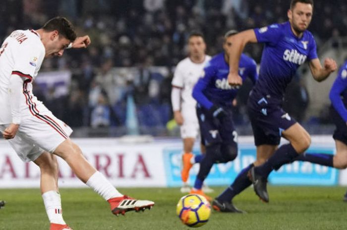 Pemain AC Milan, Davide Calabria, melakukan percobaan tembakan ke gawang Lazio dalam leg kedua semifinal Coppa Italia di Satdion Olimpico, Rabu (28/2/2018)